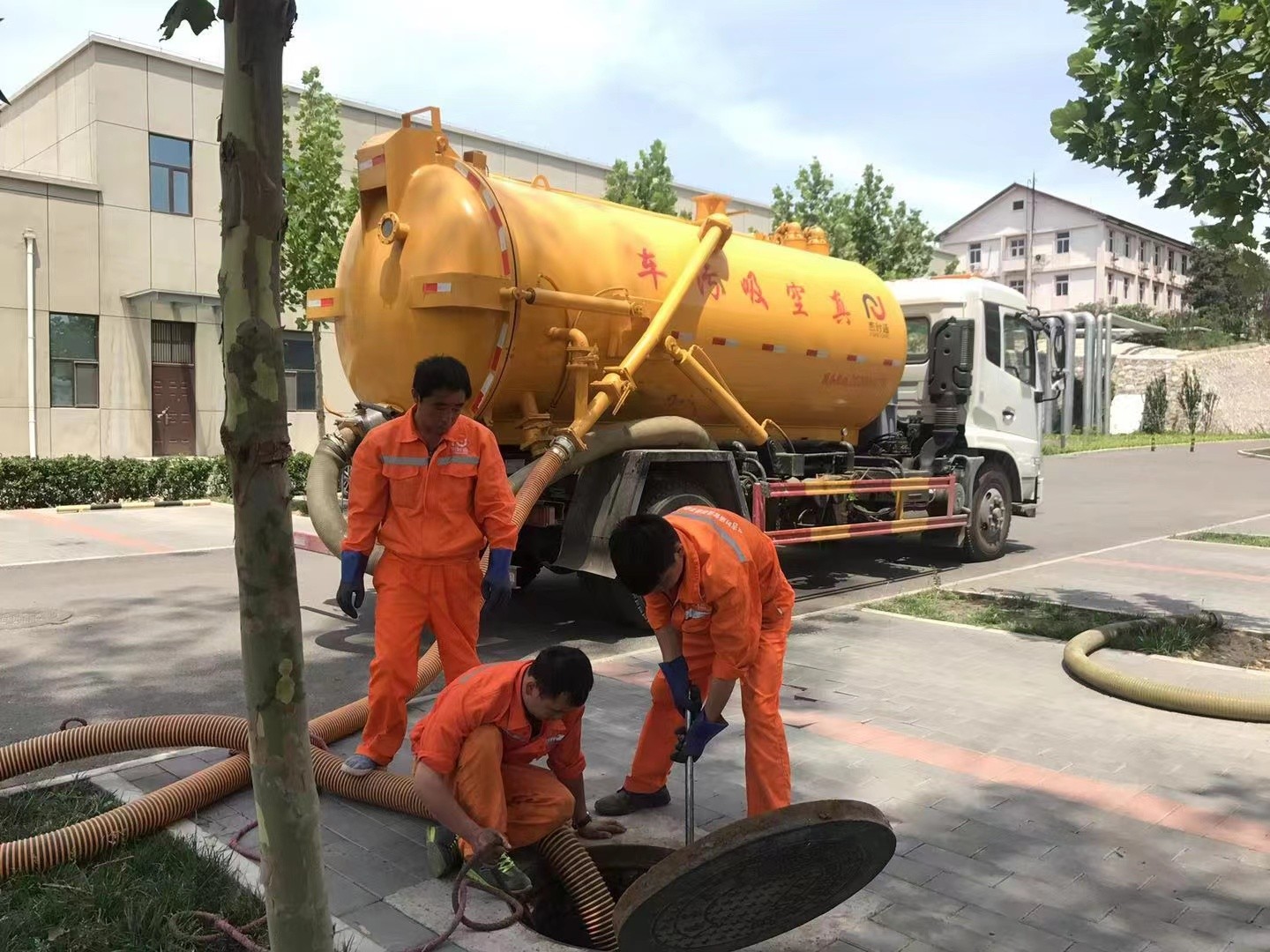 天祝管道疏通车停在窨井附近