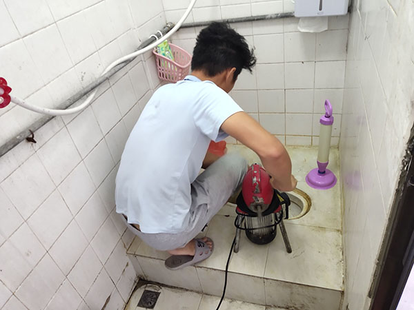 天祝管道堵塞冒臭气 专业师傅现场解决问题